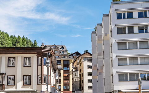 Chesa Zentrum 10B: Costruzione, Giorno, Finestra, Appartamento, Città, Architettura, Zona Urbana, Zona Residenziale, Quartiere, Facciata