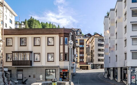 Chesa Zentrum 10B: Costruzione, Giorno, Finestra, Parete, Città, Zona Urbana, Zona Residenziale, Facciata, Architettura, Cittadina
