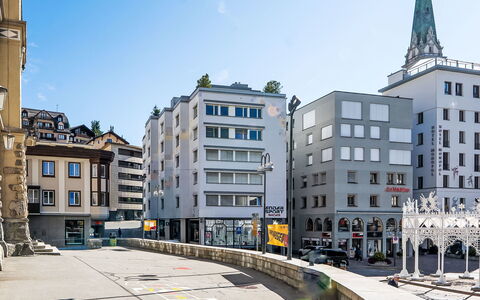 Chesa Zentrum 10B: Costruzione, Giorno, Finestra, Città, Zona Urbana, Cittadina, Facciata, Quartiere, Architettura, Spazio Pubblico