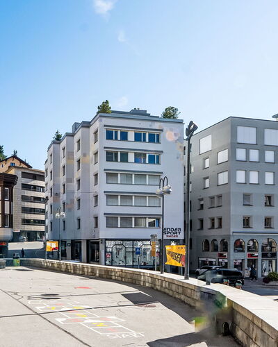 Chesa Zentrum 10B: Costruzione, Giorno, Finestra, Città, Zona Urbana, Cittadina, Facciata, Quartiere, Architettura, Spazio Pubblico