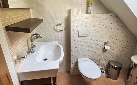 Wellness Retreat Labská: Lavandino Del Bagno, Idraulico Fixture, Bagno, Lavello, Pavimentazione, Pavimento, Interior Design, Rubinetto, Gabinetto, Idraulico