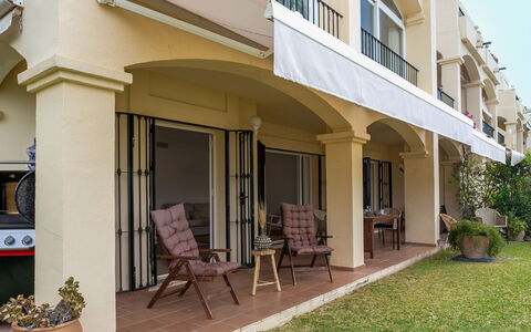 La Quinta Hills: Balcone, Shade, Color Legno, Struttura Esterna, Mobili Da Esterno, Portico, Sedia, Villa, Pianta Della Casa, Hacienda