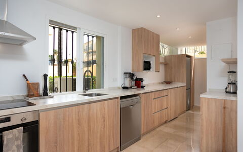 La Quinta Hills: Controsoffitto, Cucina, Elettrodomestico Da Cucina, Pavimentazione, Cabinetry, Interior Design, Legna, Lavello, Pavimento, Mobilia