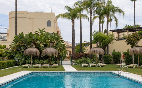 La Quinta Hills: Piscina, Ricorrere, Landscaping, Giardino, Hacienda, Eco Hotel, Shade, Estate, Backyard