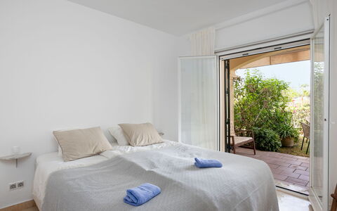 La Quinta Hills: Parete, Legna, Interior Design, Mobilia, Camera Da Letto, Pavimento, Letto, Pavimentazione, Soffitto, Camera