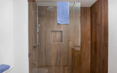La Quinta Hills: Pavimentazione, Legna, Pavimento, Idraulico Fixture, Interior Design, Soffione Doccia, Idraulico, Doccia, Piastrella, Bagno