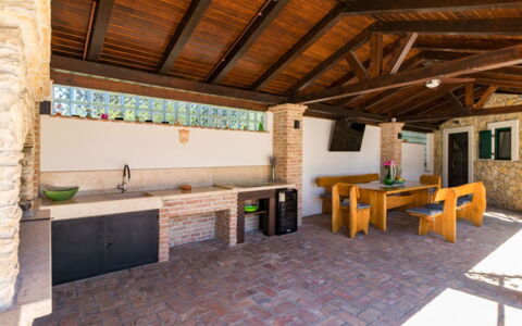 Villa Dominique: Soffitto, Shade, Controsoffitto, Ricorrere, Sedia, Cucina, Color Legno, Brick, Piastrella, Struttura Esterna