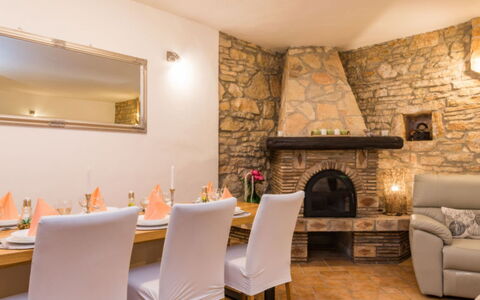Villa Dominique: Mobilia, Interior Design, Soffitto, Camera, Pavimentazione, Illuminazione, Pavimento, Casa, Tavolo, Lampada
