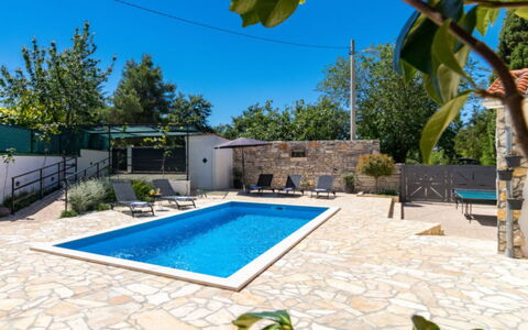 Villa Dominique: Ricorrere, Piscina, Flagstone, Mobili Da Esterno, Shade, Eco Hotel, Sedia, Villa, Ombrello, Hotel