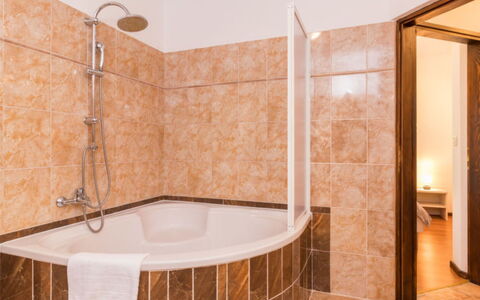 Villa Dominique: Bagno, Vasca Da Bagno, Pavimentazione, Idraulico Fixture, Interior Design, Pavimento, Idraulico, Soffitto, Rubinetto, Marrone