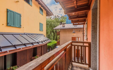 Rugia: Architettura, Casa, Appartamento, Balcone, Color Legno, Paesino Di Montagna
