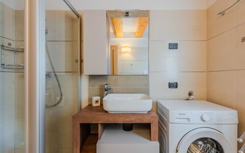 Rugia: Interior Design, Pavimentazione, Pavimento, Idraulico Fixture, Bagno, Parete, Lavello, Legna, Lavandino Del Bagno, Controsoffitto