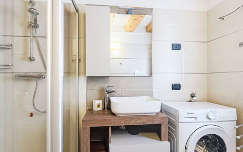 Rugia: Interior Design, Pavimentazione, Pavimento, Parete, Idraulico Fixture, Legna, Lavello, Bagno, Soffitto, Camera