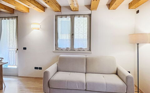 Rugia: Mobilia, Interior Design, Pavimentazione, Parete, Legna, Pavimento, Camera, Divano, Soffitto, Soggiorno