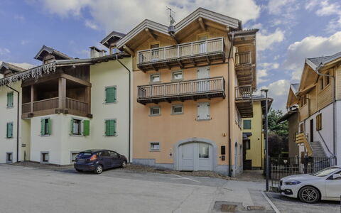 Rugia: Zona Residenziale, Insediamento Umano, Urban Design, Casa, Appartamento, Balcone, Parcheggio, Sobborgo, Driveway