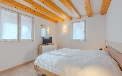 Rugia: Parete, Legna, Interior Design, Pavimentazione, Pavimento, Soffitto, Camera Da Letto, Casa, Pavimento In Legno, Letto