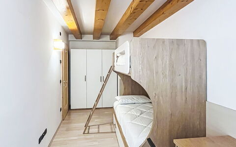 Rugia: Legna, Pavimentazione, Interior Design, Pavimento, Soffitto, Camera Da Letto, Appartamento, Letto, Camera, Telaio Del Letto