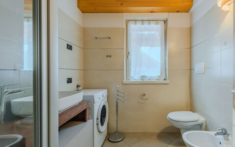 Rugia: Pavimentazione, Interior Design, Pavimento, Idraulico Fixture, Parete, Legna, Bagno, Soffitto, Lavello, Camera