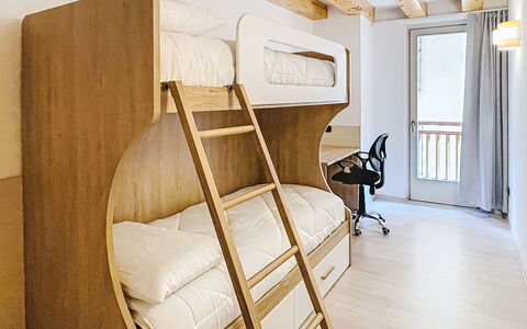Rugia: Legna, Letto, Camera Da Letto, Letto A Castello, Interior Design, Pavimento, Pavimentazione, Bedding, Lenzuolo, Telaio Del Letto