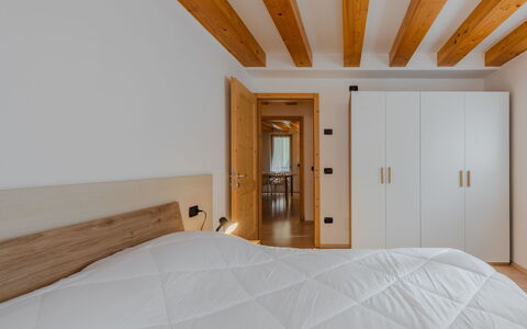 Rugia: Interior Design, Legna, Pavimentazione, Soffitto, Pavimento, Mobilia, Camera Da Letto, Camera, Letto, Illuminazione