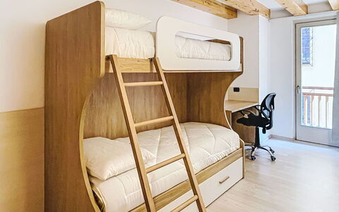 Rugia: Letto A Castello, Legna, Interior Design, Camera Da Letto, Mobilia, Pavimentazione, Pavimento, Letto, Bedding, Telaio Del Letto