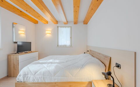Rugia: Interior Design, Parete, Pavimentazione, Camera Da Letto, Legna, Letto, Pavimento, Mobilia, Soffitto, Pavimento In Legno