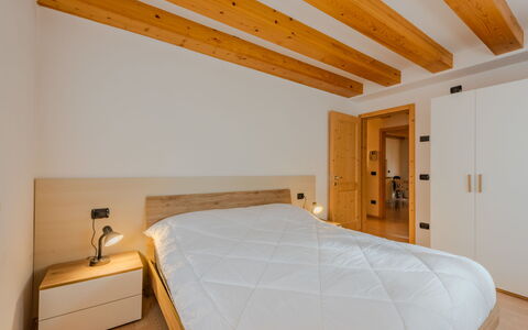Rugia: Interior Design, Legna, Camera Da Letto, Pavimentazione, Letto, Soffitto, Mobilia, Pavimento, Camera, Pavimento In Legno