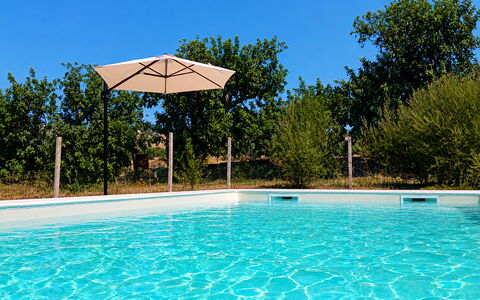 La Casa dei Melograni: Blu, Piscina, Acqua, Mobili Da Esterno, Ombrello, Ricorrere, Tempo Libero, Materiale Composito, Shade, Eco Hotel