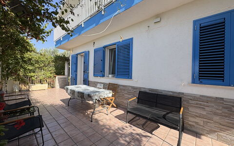 La Casa dei Melograni: Blu, Mobili Da Esterno, Shade, Pianta Della Casa, Sedia, Vaso Di Fiori, Tavolo Esterno, Balcone, Cucina & Sala Da Pranzo Tavolo, Illuminazione Diurna