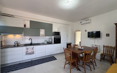 La Casa dei Melograni: Mobilia, Cucina, Pavimentazione, Interior Design, Controsoffitto, Pavimento, Elettrodomestico Da Cucina, Cabinetry, Legna, Apparecchio Major