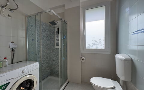 La Casa dei Melograni: Bagno, Idraulico Fixture, Pavimentazione, Interior Design, Pavimento, Gabinetto, Toilet Seat, Lavello, Lavandino Del Bagno, Rubinetto