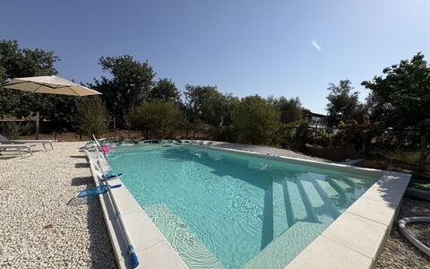 La Casa dei Melograni: Piscina, Materiale Composito, Shade, Calcestruzzo, Ricorrere, Design, Landscaping, Backyard, Giochi D'Acqua, Mobili Da Esterno