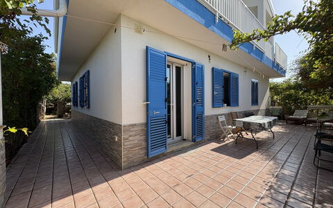 La Casa dei Melograni: Porta, Balcone, Portico, Shade, Pianta Della Casa, Illuminazione Diurna, Mobili Da Esterno, Villa