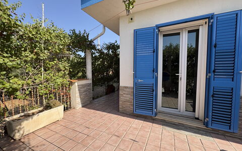 La Casa dei Melograni: Porta, Vaso Di Fiori, Pianta Della Casa, Porta A Casa, Shade, Color Legno, Balcone, Piastrella