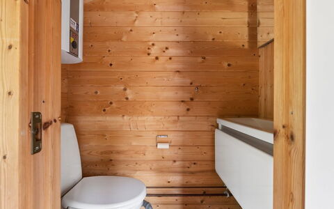 Greta - 1.7Km from the Sea: Parete, Pavimentazione, Legna, Pavimento, Idraulico Fixture, Interior Design, Color Legno, Soffitto, Camera, Bagno