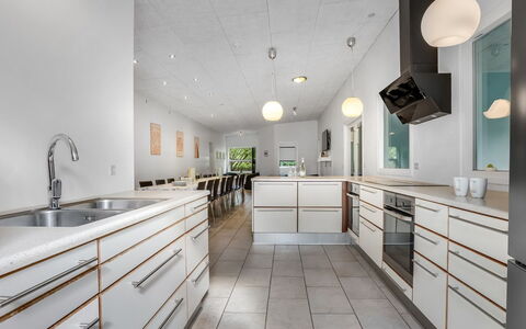 Carlina - from the Sea: Cucina, Interior Design, Pavimentazione, Controsoffitto, Soffitto, Legna, Lampada, Pavimento, Cabinetry, Mobilia