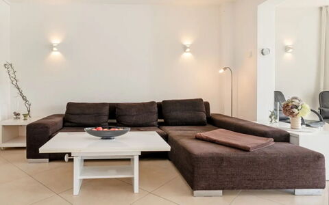 Am Seeufer: Mobilia, Divano, Interior Design, Pavimentazione, Legna, Soggiorno, Pavimento, Casa, Tavolo, Pavimento In Legno