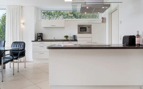 Am Seeufer: Interior Design, Mobilia, Pavimentazione, Controsoffitto, Cucina, Pavimento, Soffitto, Cabinetry, Lampada, Illuminazione