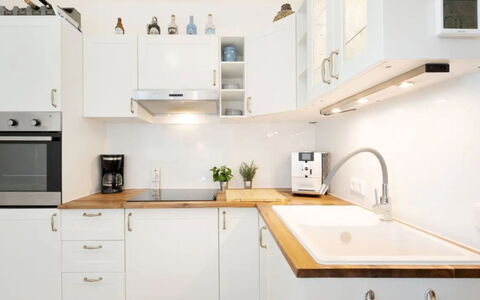 Meeresblick Ankerplatz 84: Cucina, Controsoffitto, Cabinetry, Elettrodomestico Da Cucina, Legna, Idraulico Fixture, Mobilia, Pavimentazione, Apparecchio Major, Interior Design