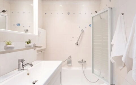 Meeresblick Ankerplatz 84: Bagno, Idraulico Fixture, Vasca Da Bagno, Interior Design, Pavimentazione, Parete, Pavimento, Rubinetto, Lavello, Idraulico