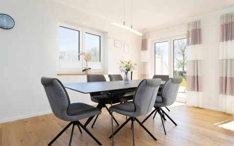 Reiterhof Rickert Glücksklee: Mobilia, Pavimentazione, Interior Design, Pavimento, Sedia, Tavolo, Pavimento In Legno, Cucina & Sala Da Pranzo Tavolo, Soggiorno