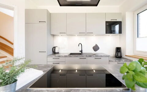 Reiterhof Rickert Glücksklee: Cucina, Controsoffitto, Elettrodomestico Da Cucina, Interior Design, Cabinetry, Mobilia, Pavimentazione, Legna, Soffitto, Lampada