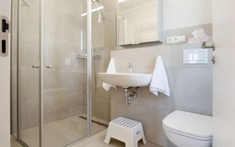 Reiterhof Rickert Glücksklee: Pavimentazione, Interior Design, Pavimento, Bagno, Idraulico Fixture, Gabinetto, Camera, Soffitto, Lavello, Idraulico