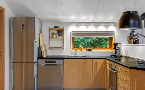 Gesine - 20Km to the Fjord: Elettrodomestico Da Cucina, Cucina, Apparecchio Major, Controsoffitto, Legna, Mobilia, Elettrodomestico, Interior Design, Cabinetry, Pavimentazione