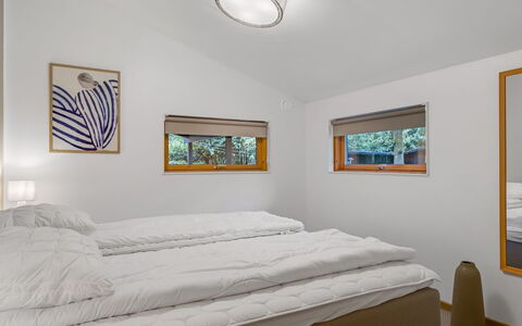 Gesine - 20Km to the Fjord: Interior Design, Legna, Soffitto, Pavimentazione, Camera Da Letto, Letto, Pavimento, Mobilia, Illuminazione, Camera