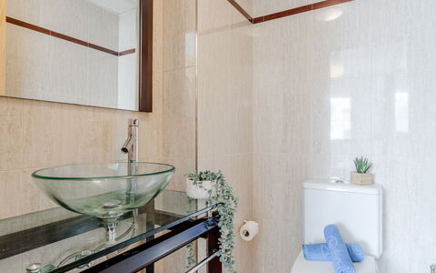 Oliva Nova Cabagua: Idraulico Fixture, Bagno, Interior Design, Lavandino Del Bagno, Lavello, Pavimentazione, Rubinetto, Pavimento, Controsoffitto, Specchio