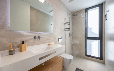 Villa Esencia: Bagno, Interior Design, Idraulico Fixture, Lavandino Del Bagno, Pavimentazione, Parete, Specchio, Mobiletto Del Bagno, Lavello, Pavimento