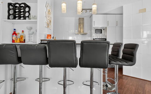 Titanic: Mobilia, Interior Design, Seggiola Da Bar, Cucina, Pavimentazione, Sedia, Controsoffitto, Casa, Illuminazione, Cabinetry