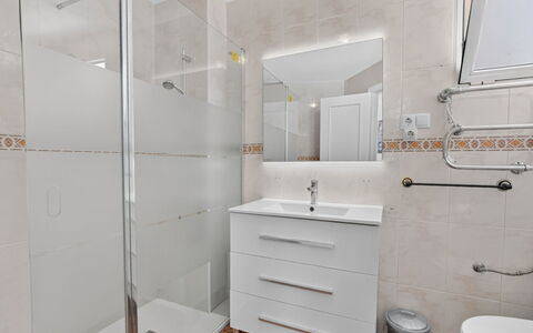 Titanic: Idraulico Fixture, Pavimentazione, Bagno, Pavimento, Interior Design, Idraulico, Piastrella, Lavello, Specchio, Lavandino Del Bagno