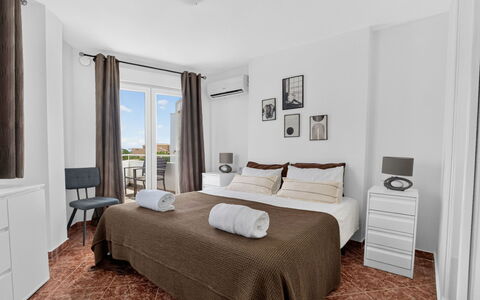 Titanic: Mobilia, Letto, Camera Da Letto, Interior Design, Pavimento, Casa, Camera, Appartamento, Lenzuolo, Bedding